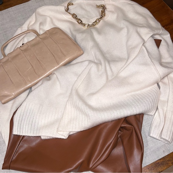 Old Navy faux leather extra high rise skinny pants - Picture 3 of 14